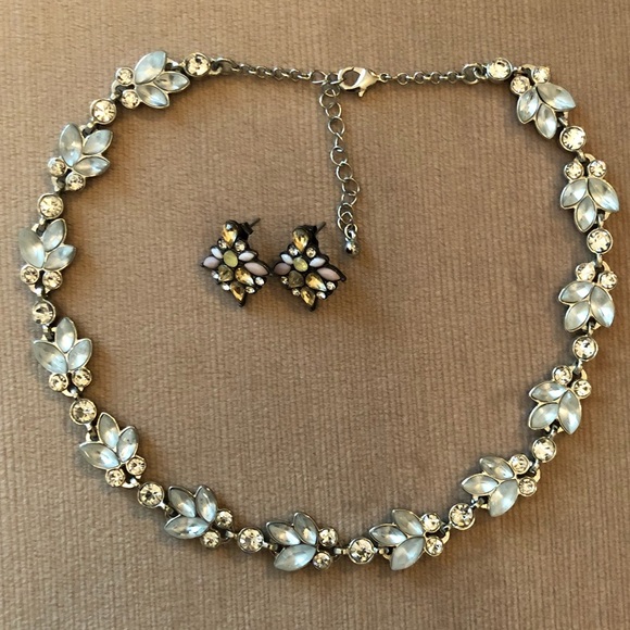 💥SOLD💥 5/$25 😃 DAINTY STATEMENT EARRINGS - Picture 7 of 7